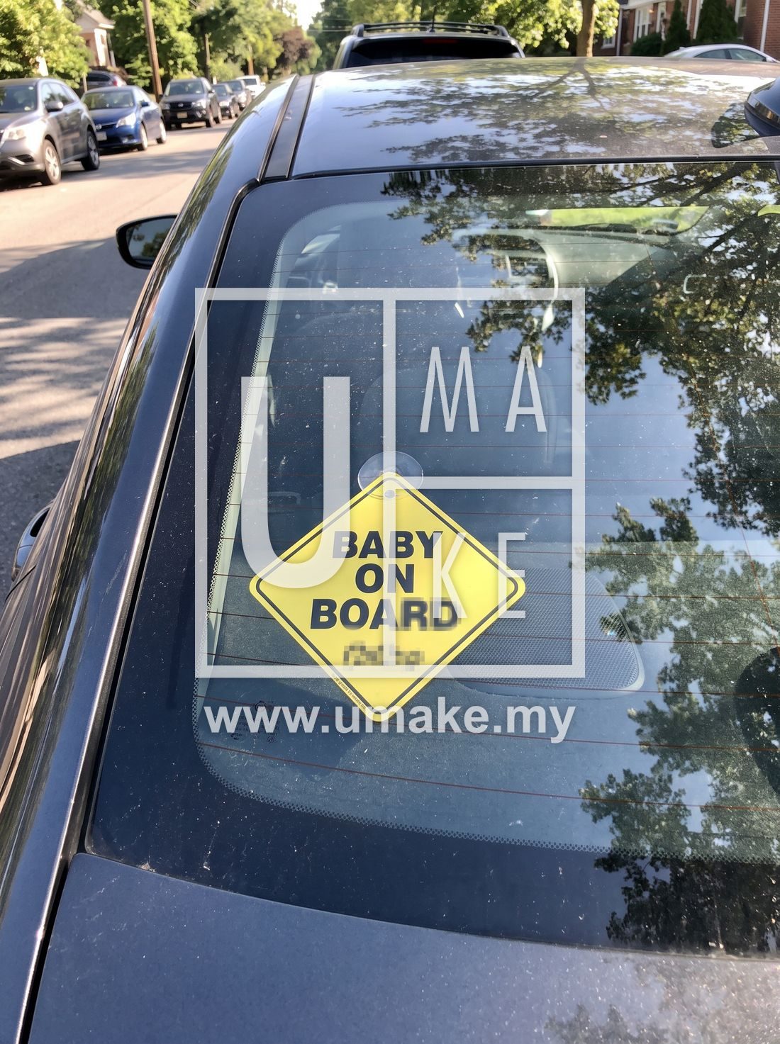 Tanda Baby On Board dipasang pada cermin belakang kereta