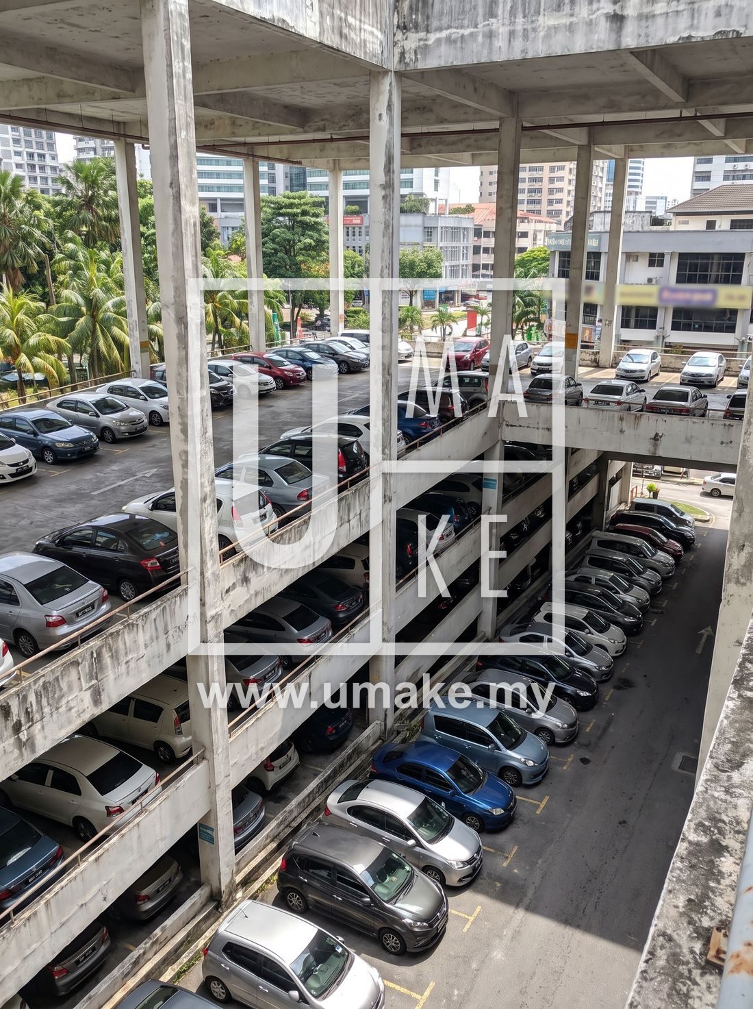 Tempat letak kereta bertingkat di Malaysia dengan barisan kereta diparkir