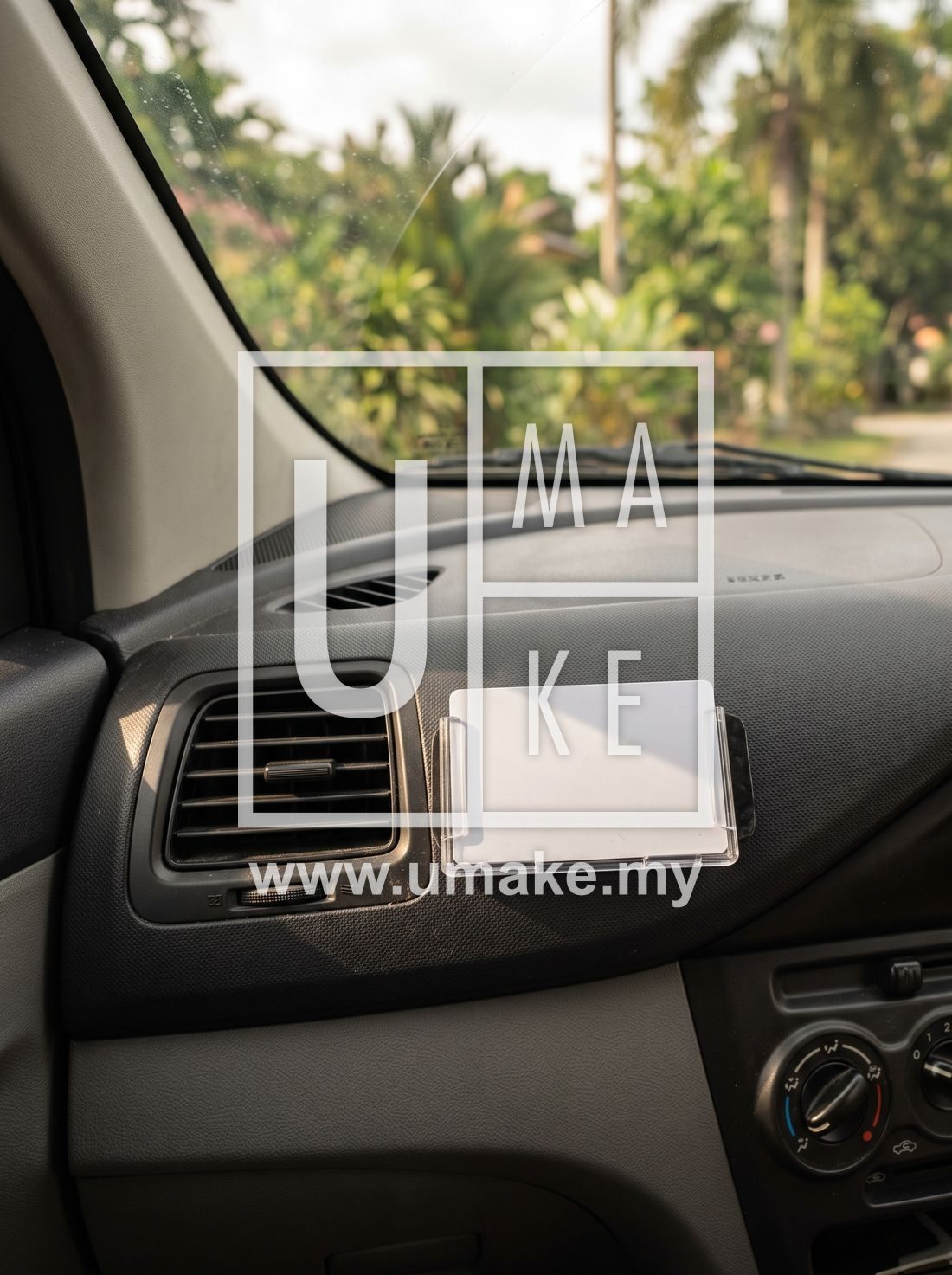 Pemegang kad pintar akrilik pada dashboard kereta berhampiran alur penyaman udara