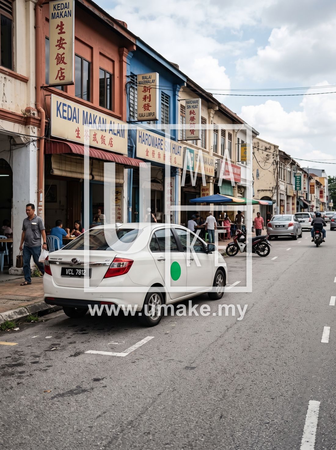 Kereta e-hailing dengan pelekat perkhidmatan diparkir di jalan Malaysia