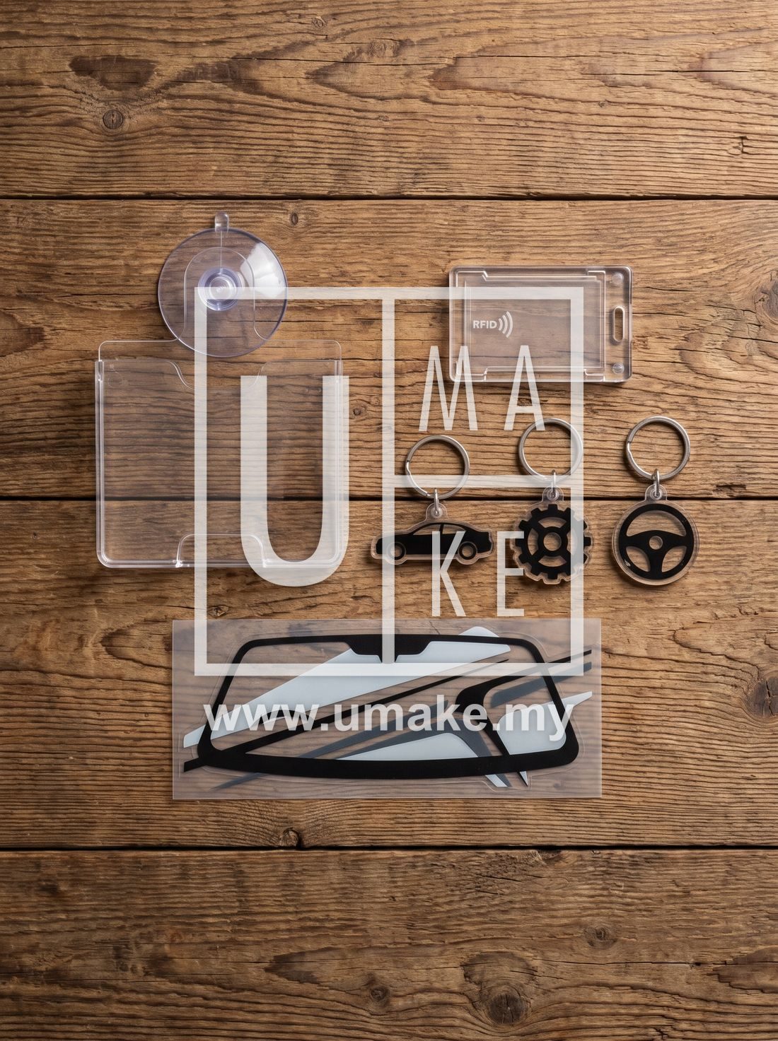 Susunan flat lay aksesori kereta: pemegang cukai jalan, pemegang RFID, gantungan kunci dan pelekat