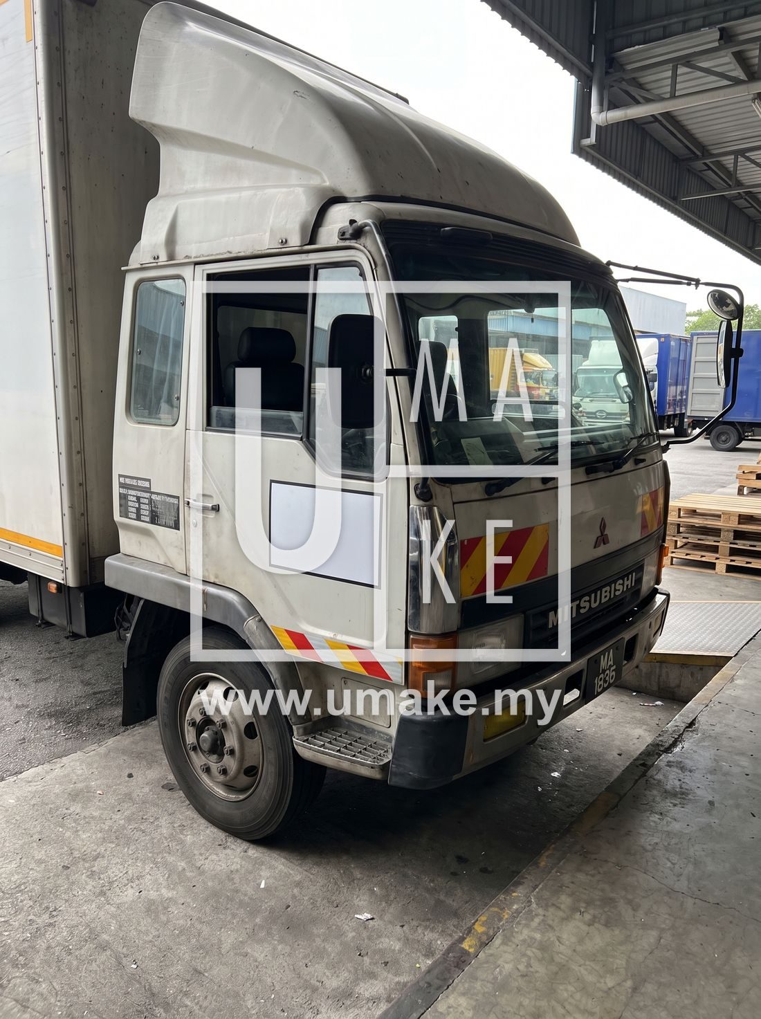 Lori dengan panel tanda magnetik kosong untuk nama dan alamat syarikat