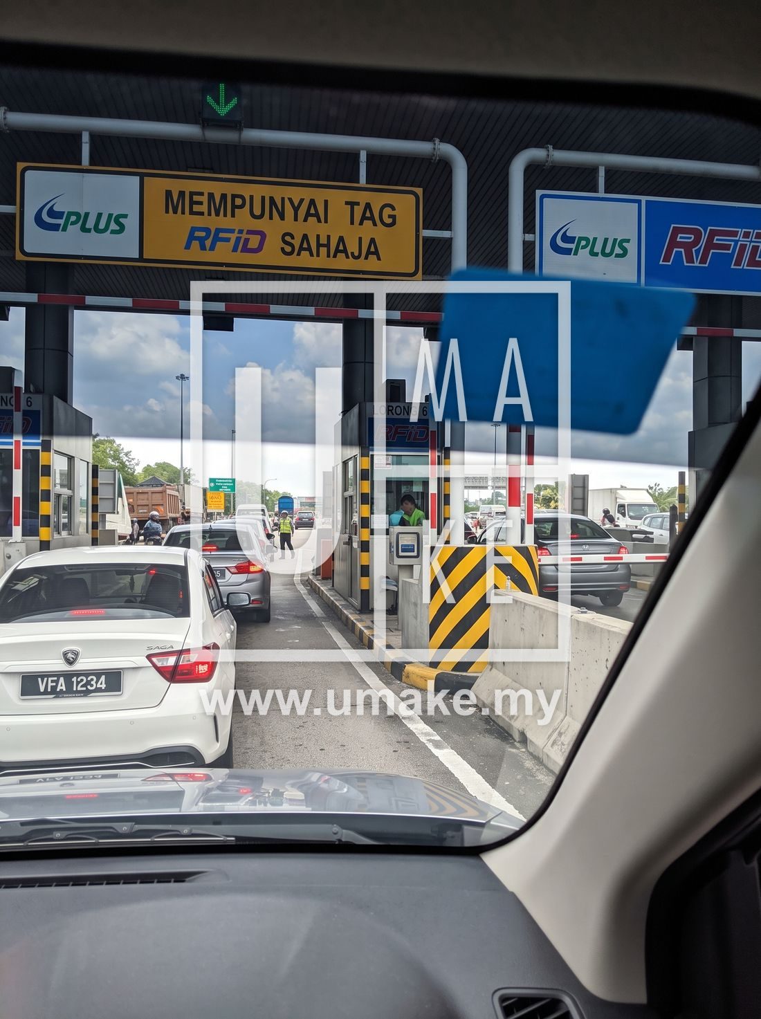 Kereta beratur di lorong RFID plaza tol lebuhraya PLUS Malaysia