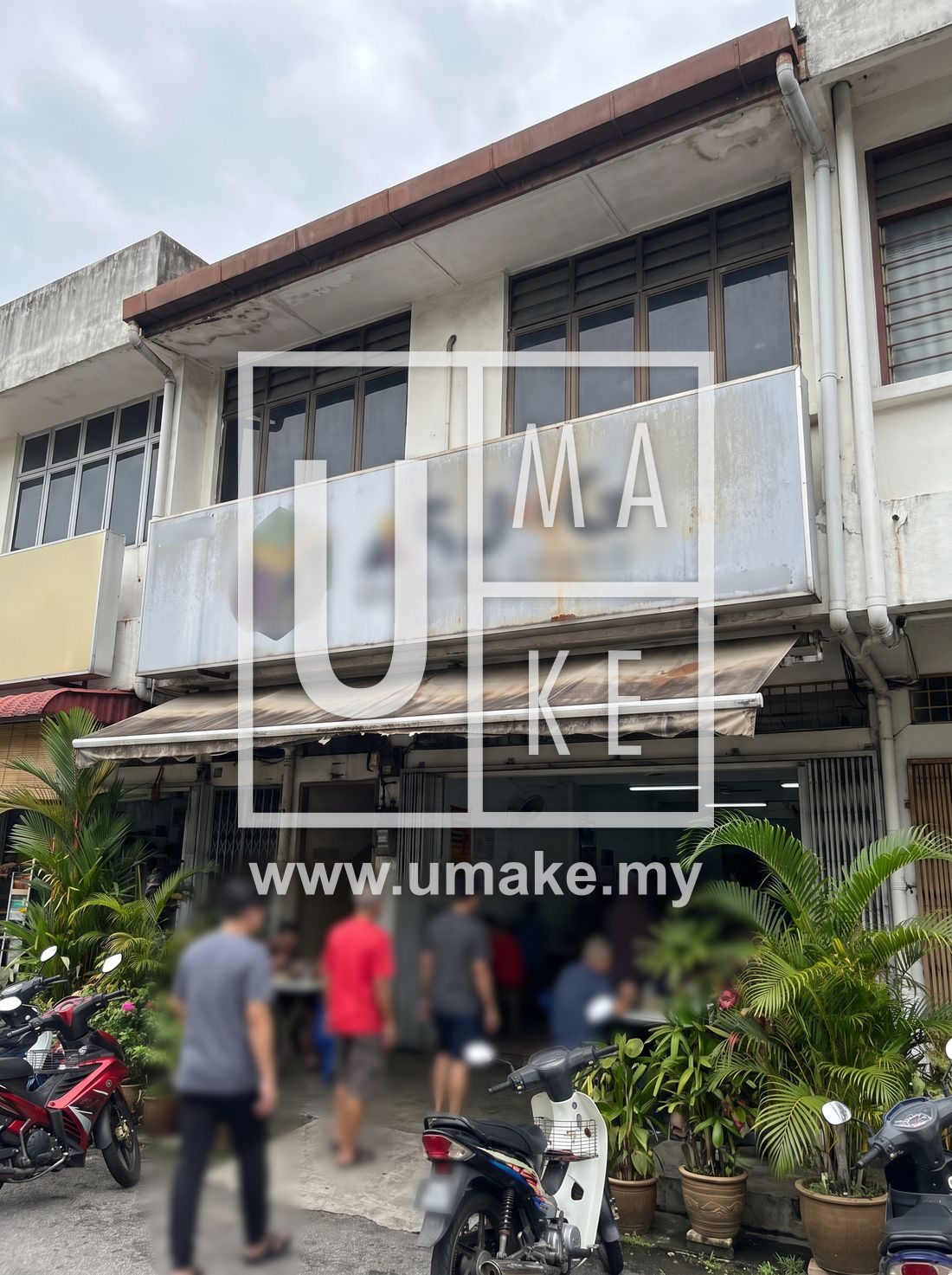A compliant business signboard on a Petaling Jaya shopfront