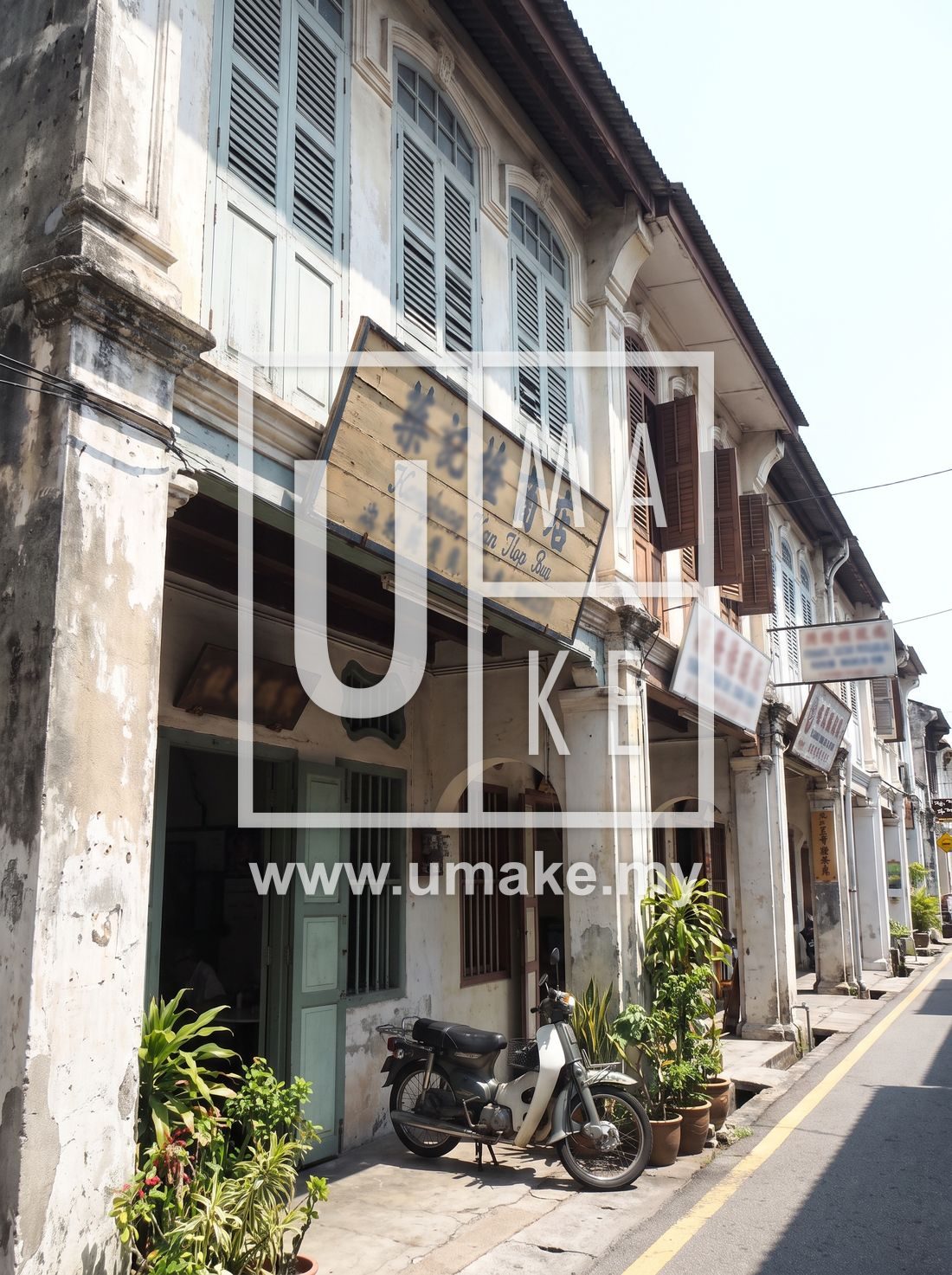 A shophouse in Penang with a compliant signboard