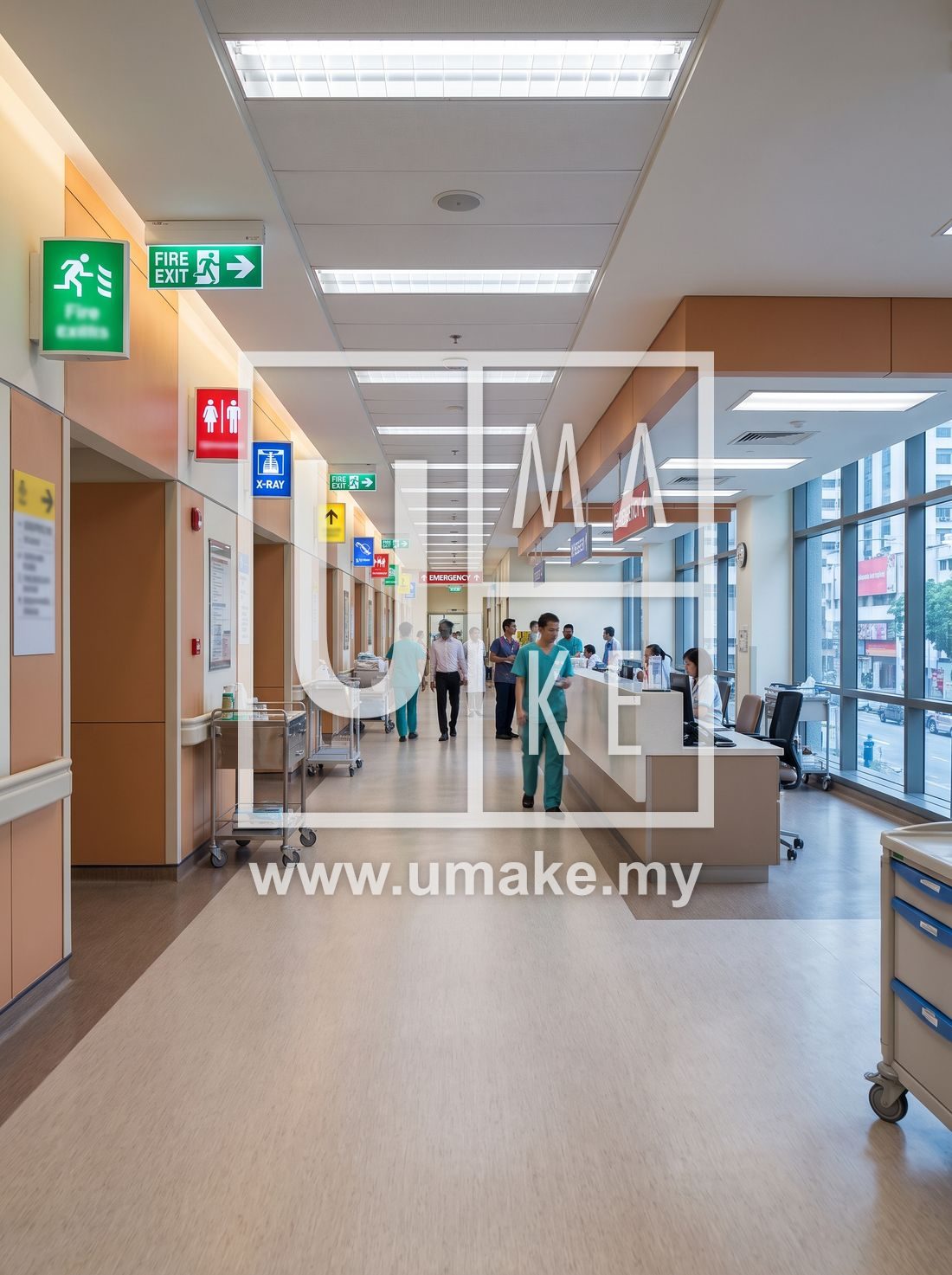 医院走廊悬挂着多种不同类型的安全及方向标志
