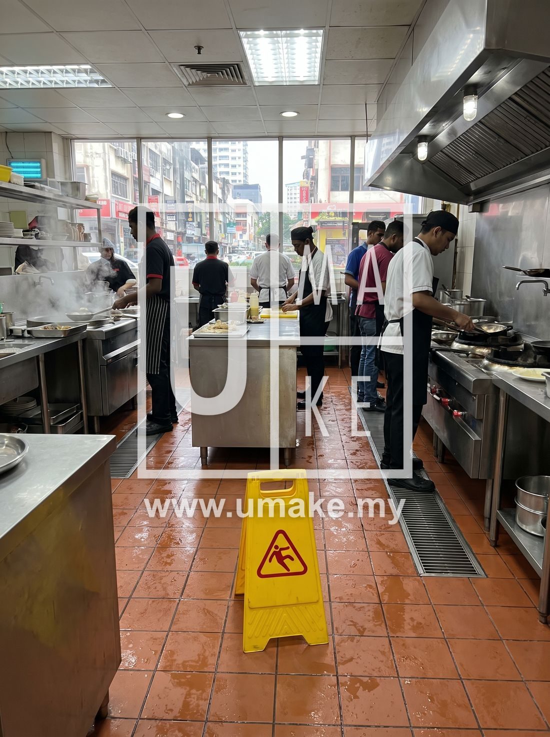 商业厨房内的黄色地滑警告标志