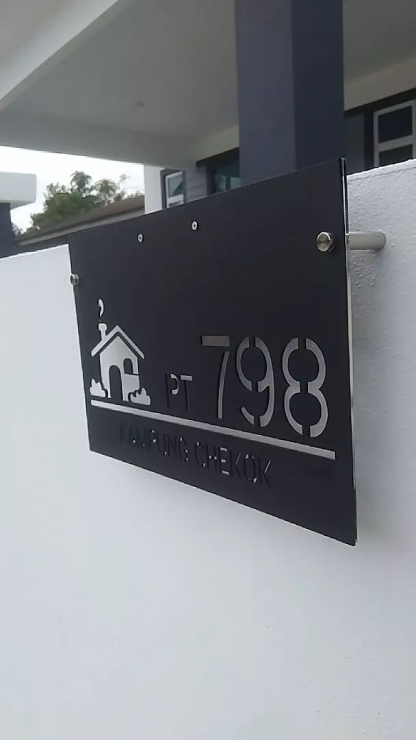 Plat nombor rumah solar PT 798 Kampung Chekok dipasang di tiang dinding - pandangan siang UMAKE