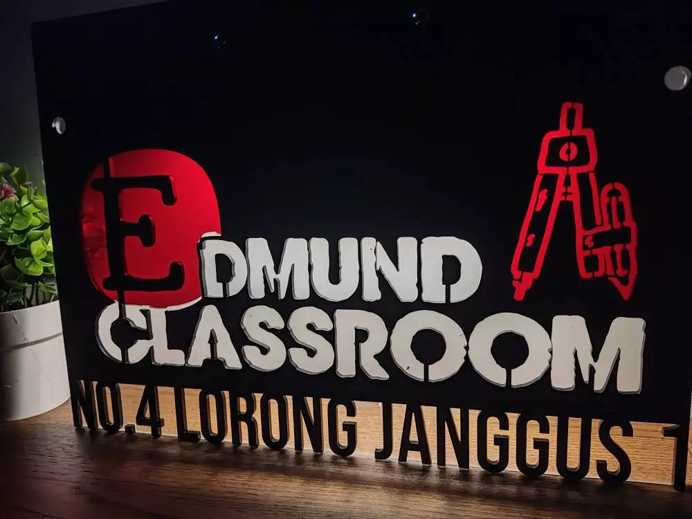 Plat nombor rumah LED warna khas dengan logo - reka bentuk Edmund Classroom oleh UMAKE